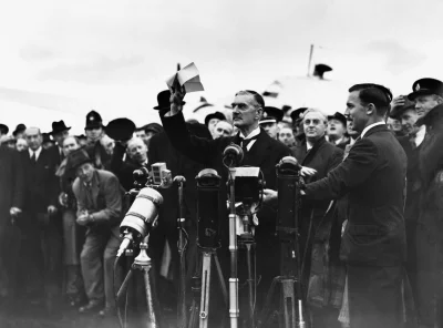 myrmekochoria - Neville Chamberlain pokazuje prasie gwarant pokoju, 1938. 

"Kiedy ...