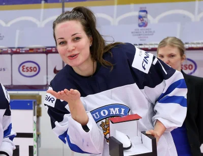 nowyjesttu - W Finlandii kobiety też grają w hokeja, jak np. Susanna Tapani:
