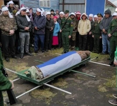 neutronius - Dywan to jedno ale po co im te białe szaliki na głowach.
To jakiś sposó...