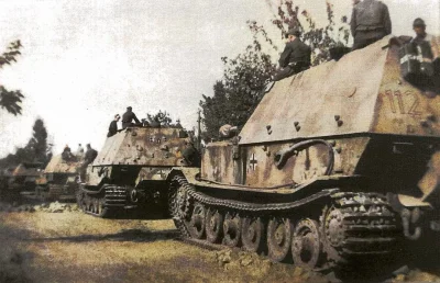 wojna - Kolumna niemieckich niszczycieli czołgów Panzerjäger Tiger (P) "Ferdinand" z ...