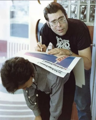 myrmekochoria - Stephen King podpisujący plakat, 1985.

#starszezwoje - blog ze sta...