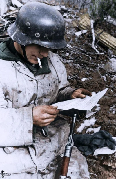 wojna - Niemiecki żołnierz w okopie na froncie wschodnim, czyta list od rodziny. 

19...