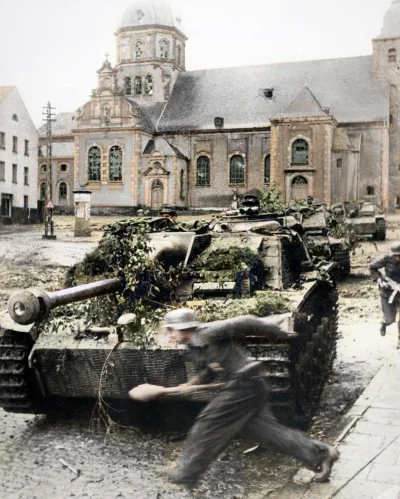 wojna - Niemiecki żołnierz wyposażony w granatnik przeciwpancerny Panzerfaust, przebi...