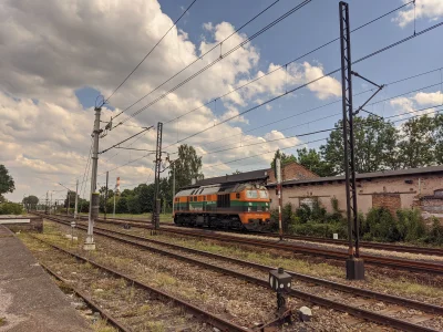 sylwke3100 - Samotna lokomotywa na stacji Siemianowice.

#slask #kolej #pociągi #siem...