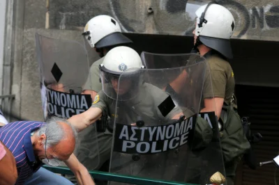 myrmekochoria - Scena z protestów w Grecji, 29 czerwca 2011. Nasz kraj zmierza w tym ...