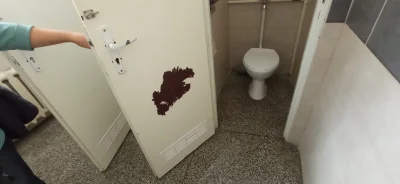 yourij - względnie toaleta w tej samej szkole :)