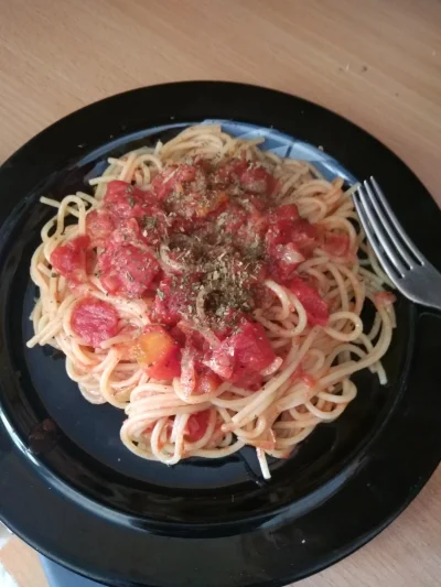 qew12 - Zrobiłem spaghetti z puszką pomidorów, tak jak umiałem
#qewnakwadracie #gotuj...
