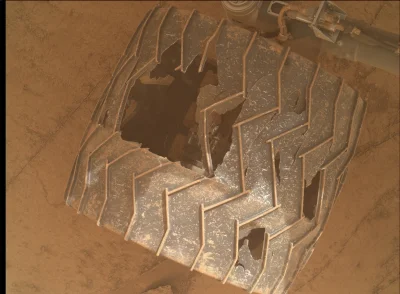 Gorion103 - Ale koło na Curiosity jest już poniszczone ( ಠಠ), ciekawe ile jeszcze wyt...