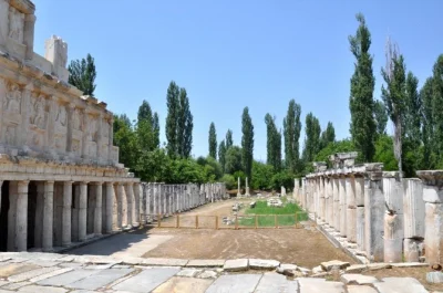 IMPERIUMROMANUM - Sebastejon – świątynia kultu cesarzy rzymskich

Afrodyzja – antyc...