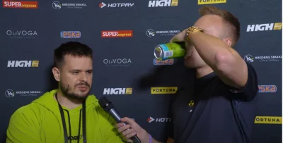 Niss - Boże, ale to jest wieśniak, jak można pić napój z puchy podczas z wywiadu z go...