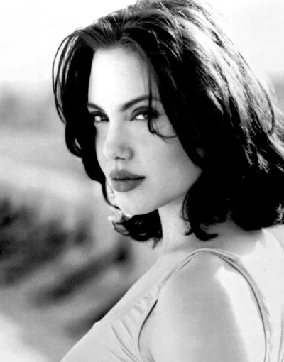 Vermeerrr - 21 letnia Angelina Jolie

#angelinajolie #ladnapani #brunetki #slodkije...