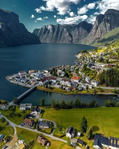 Borealny - Aurland, Norwegia
#earthporn #norwegia #gory #jezioro #podroze