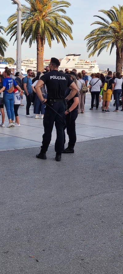 Kuork - Zjadł cały granulat dla policjantów i udaje niewiniątko.
#chorwacja #split #...