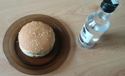 9Grzesiek_ - dziś na kolacje kuchnia serwuje hamburgera z mikrofalówki oraz coś do po...