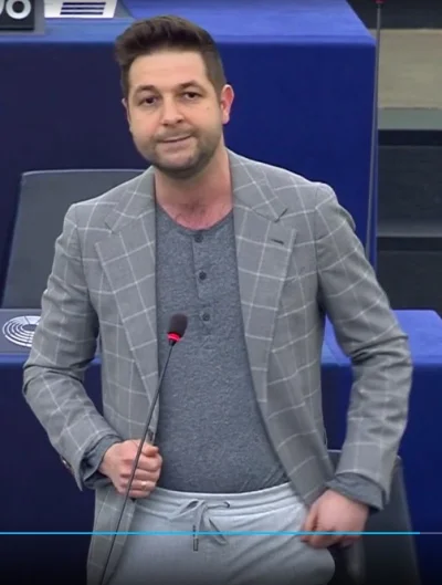 lonelywolf - Patryk jaki w piżamie i marynarce przemawia w PE.
#bekazpisu #tvpis #po...