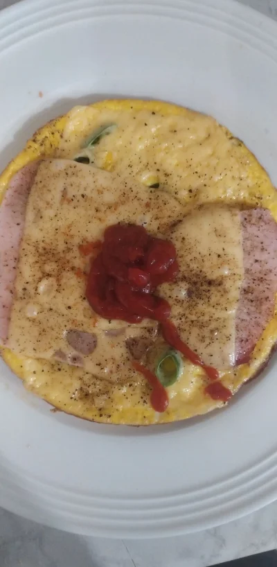 S.....e - Mój omlet, składniki 2 jajka, 2 plastry szybki i sera, szczypiorek i bulka ...