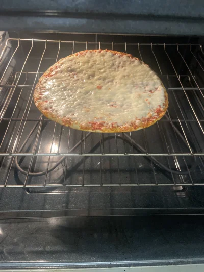 R.....7 - Pizzę robię, za parę minut będzie gotowa, na cienkim, bo najlepsza taka.