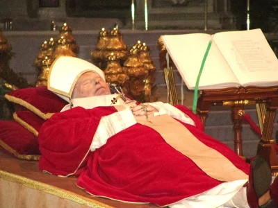 M.....y - #f1 czy Perez ma to zdjęcie papieża w bolidzie?