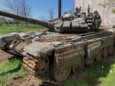 Gloszsali - Moskalski T-72B3 z dodatkowym opancerzeniem systemu Kamieniewa

#ukrain...