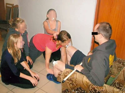 MaciekW911 - Dziewczynki zlizywały bitą śmietanę z kolan księdza