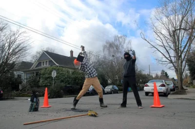 yolantarutowicz - Mieszkańcy Portland sami naprawiają dziury w drodze