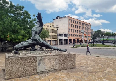 mateoaka - Champ de Mars, serce Port-au-Prince, główny plac miasta. Na pomniku Haitań...