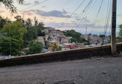 mateoaka - Mały spacerek po Port-au-Prince zaliczony. Sytuacja była bezpieczna, nic s...
