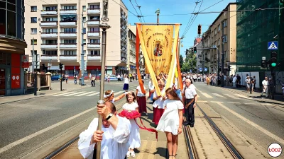 Leniek - @vapores: no łażą faceci w sukienkach noszą jakiś szajs po ulicy, dra paszcz...