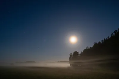 eskor - Nocne słońce na mglistej polanie.
#fotografia #astrofoto