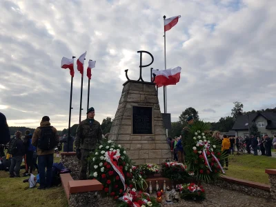 Dkaab - Monument w miejscy w którym odbyli pierwszy zrzut na terenie okupowanej Polsk...