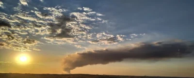 Aryo - Piękne zdjęcie kłębów dymu z wciąż detonującego składu amunicji Rosjan w Krasn...