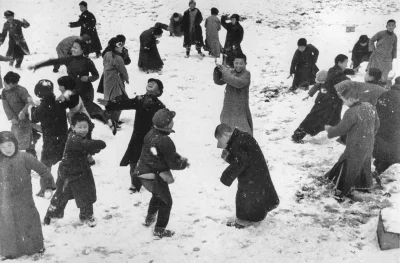 myrmekochoria - Robert Capa, Dzieci bawiące się w śniegu, Hankou, Chiny, 1938. Podoba...