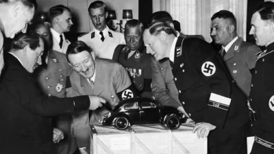 Atreyu - @Notakaprawda: Ferdinand Porsche pokazujący model garbusa Hitlerowi ( ͡° ͜ʖ ...