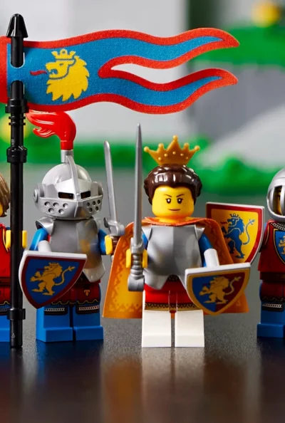 Godir17 - Tak przeglądam fotki zamku i jakbym widzial naklejki na tarczach?
#lego