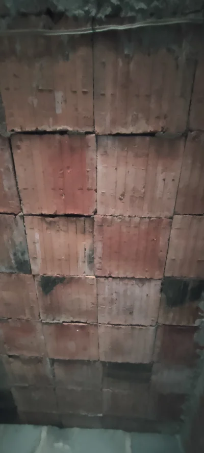 TheMostWanted - Na czym trzymają się te cegły na suficie? Nie widać żadnej belki na k...
