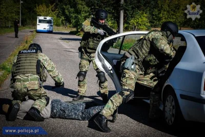 Adiog - ale bym śmiał, gdyby znowu wleciała policja w nich wjechała i przerwali walkę...