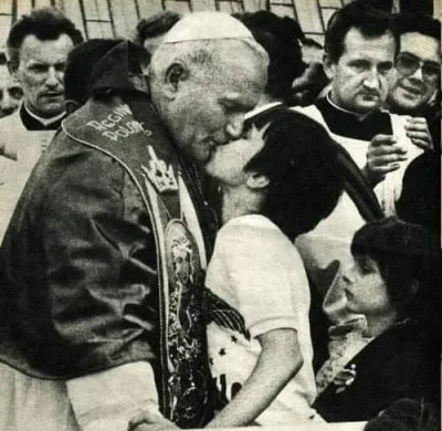 s.....e - Nikt mi nigdy nie wmówi, że to co papież robi na tym zdjęciu jest normalne....