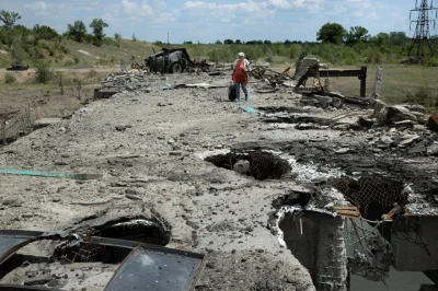 K.....z - Dwa zniszczone ukraińskie Hummery (HMMWV) przy zniszczonym moście między Si...
