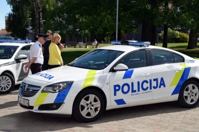 nowyjesttu - Łotewska policja- nowe malowanie radiowozów. Napis "Mūsu darbs – Jūsu dr...