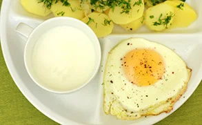 Roxi5017 - @szzzzzz: w jajko sadzone z ziemniakami z koperkiem i do tego kefir (ʘ‿ʘ)