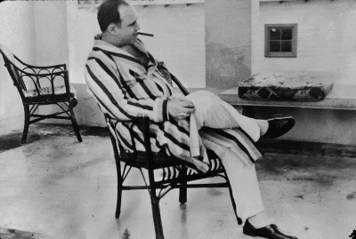 myrmekochoria - Al Capone w swoim domu wakacyjnym w Miami, 1930.

#starszezwoje - b...