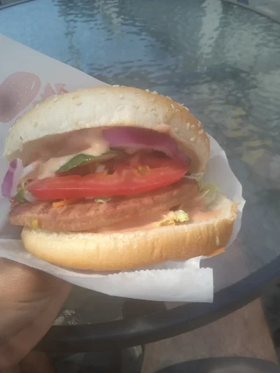krulikiwpodrozy - Chamski, pyszny burger z budki obok dworca w Goleniowie. 10 złotych...