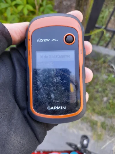 Marcin_933 - Hej znalazłem #garmin na trasie Puck -> Redalezal na chodniku między Smo...