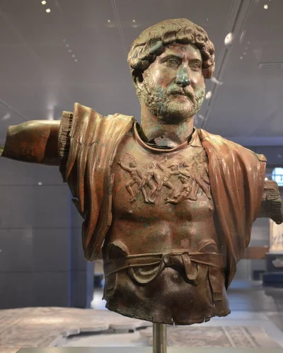 IMPERIUMROMANUM - Cudowna rzeźba cesarza Hadriana

Wykonana z brązu, rzeźba cesarza...