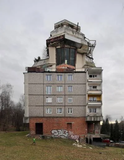 pome8_8 - Samowolka budowlana - nielegalnie wybudowany dom na szczycie bloku w Jastrz...