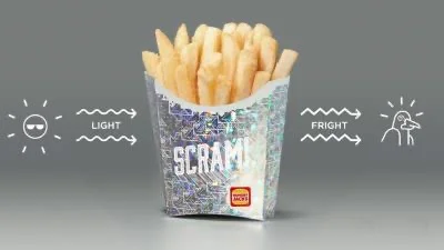 pome8_8 - Fast food w Australii wprowadził odblaskowe opakowania do frytek, aby odstr...