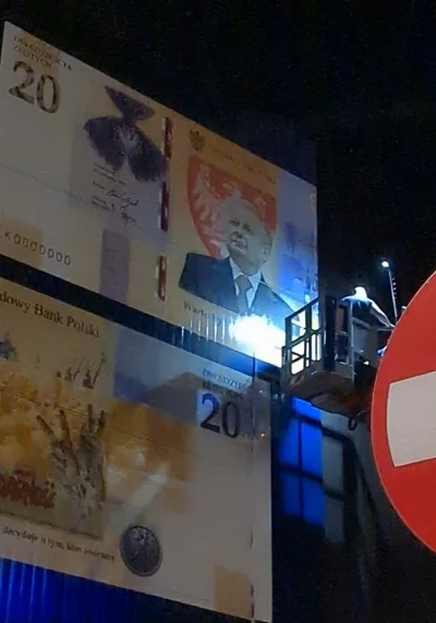 Kolczaneiro - W #warszawa właśnie przyklejają plakat z nowymi banknotami które zaczną...