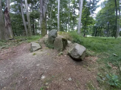 Zwiadowca_Historii - Towarzystwo Thule i okultystyczne miejsce z runami na głazach po...