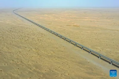 Wychwalany - > odcinek pętli kolejowej, o długości 2700 km, wokół chińskiej pustyni T...