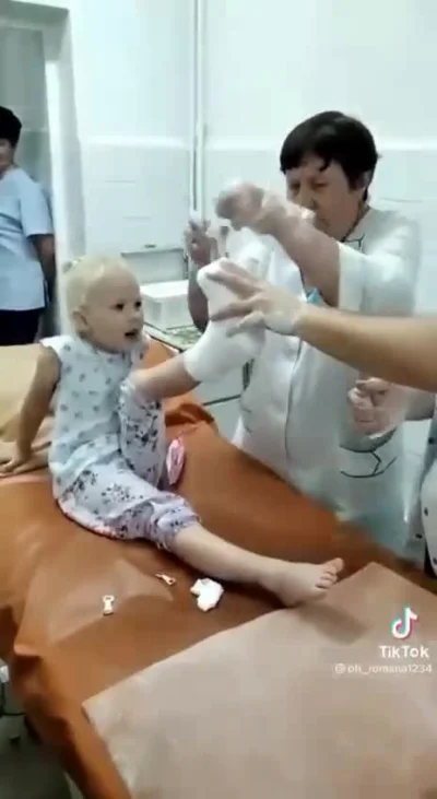 zafrasowany - ʕ•ᴥ•ʔ Dzielna mała dziewczynka została ranna podczas rosyjskiego ostrza...